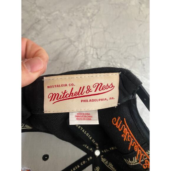 New York Knicks Mitchell & Ness NBA Snapback Hat - Picture 8 of 9